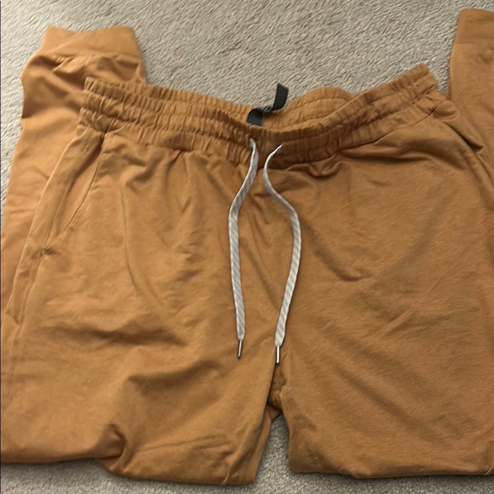 Vuori Cropped Sweatpants in Toasted Caramel - Picture 3 of 5